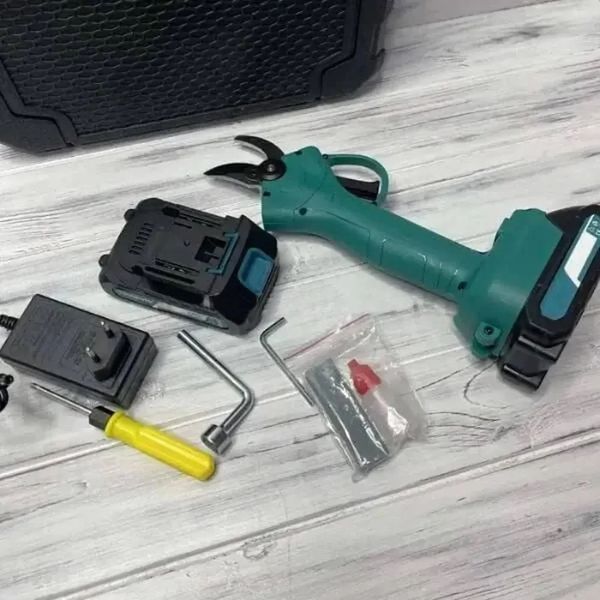 Аккумуляторный секатор в кейсе + 2 аккумулятора 21В, Crafting Tools / Электрические садовые ножницы CRT21 фото